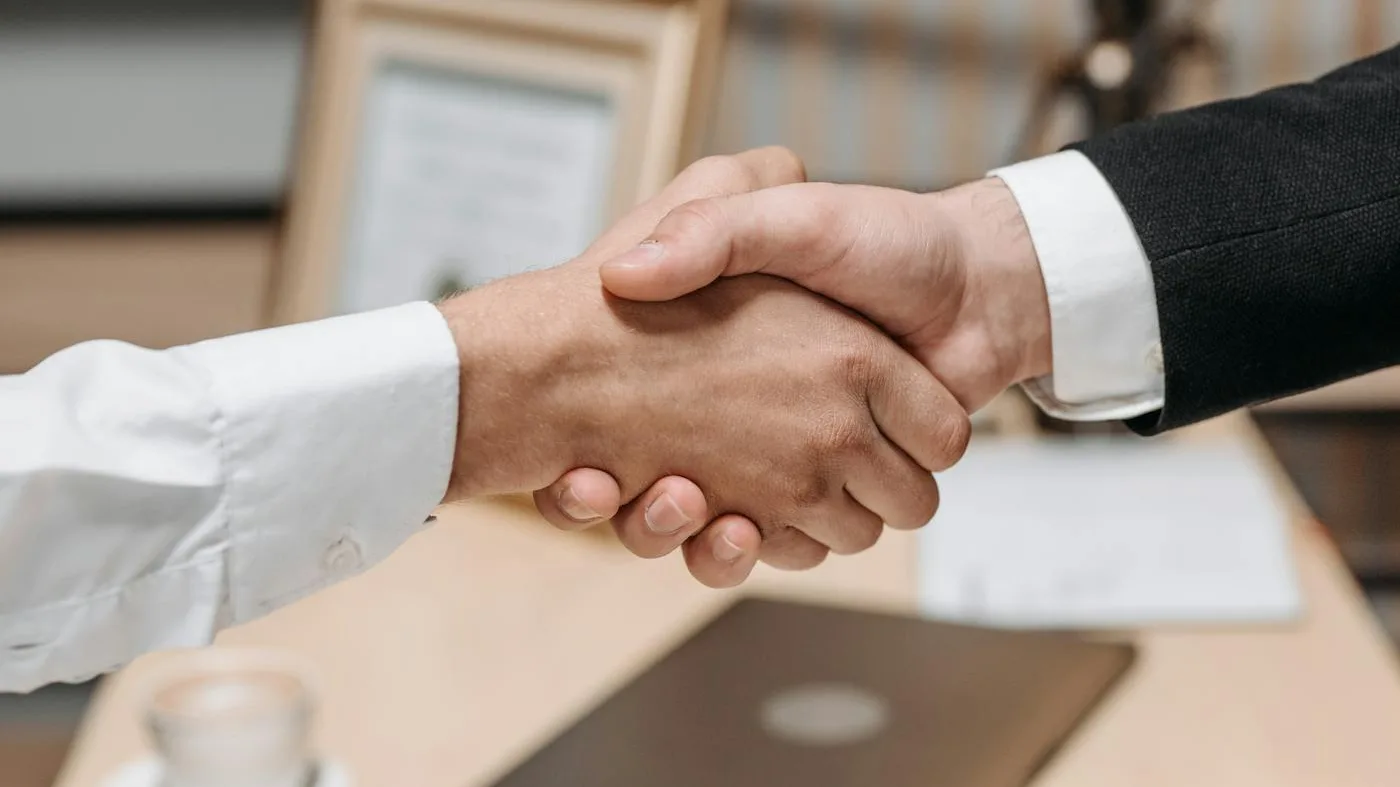 Office handshake — TCMB-licensed exchange in Istanbul
